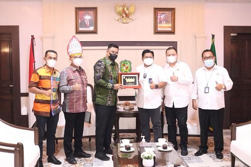 PT Jasa Raharja Berikan 20 Pohon Tabebuya Kepada Pemko Medan